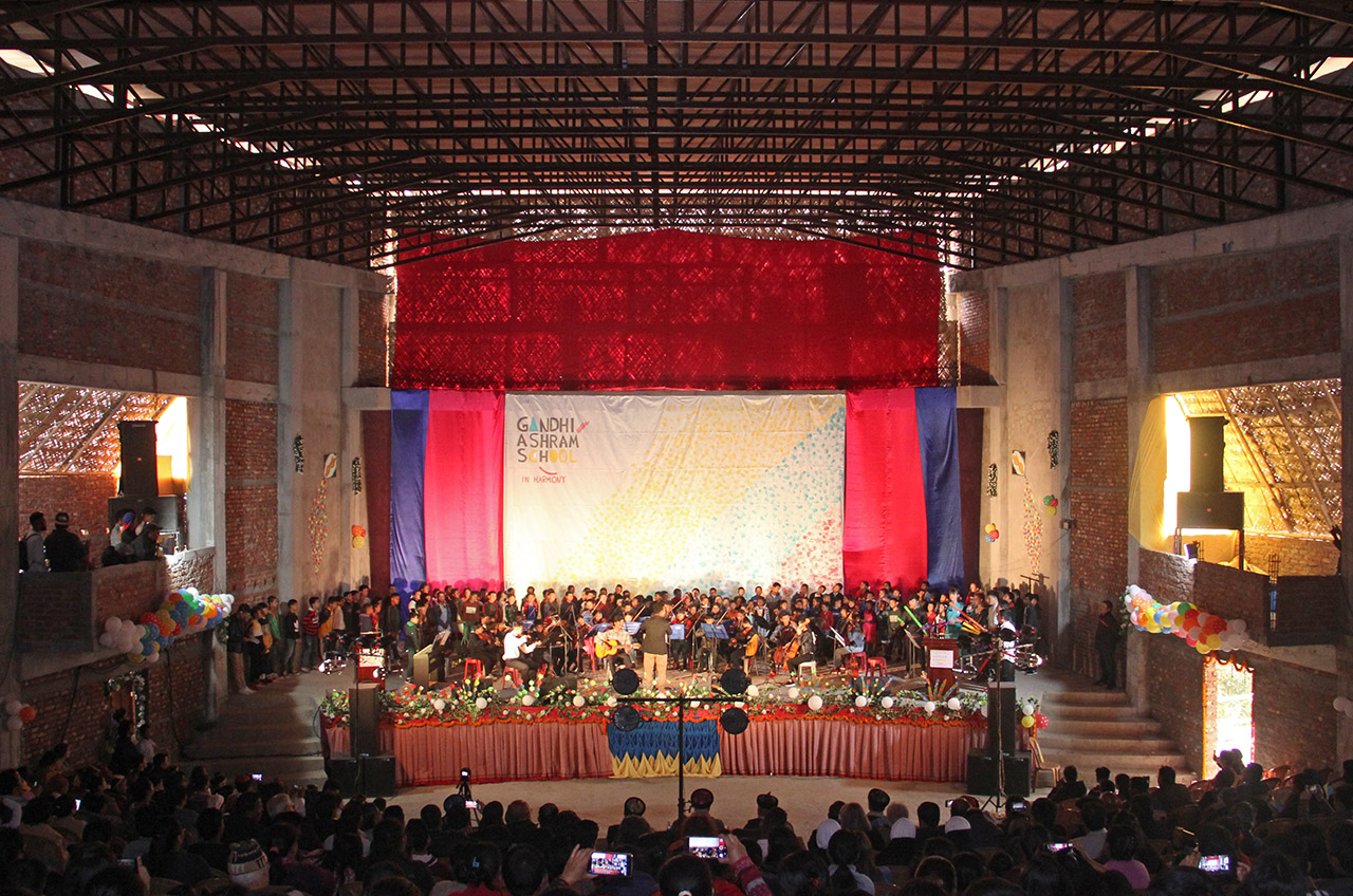 La educación y la música cantan en armonía en la Escuela Ashram Gandhi