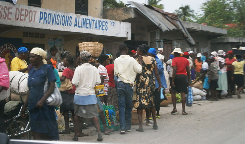 2021-01-18_haiti_queue