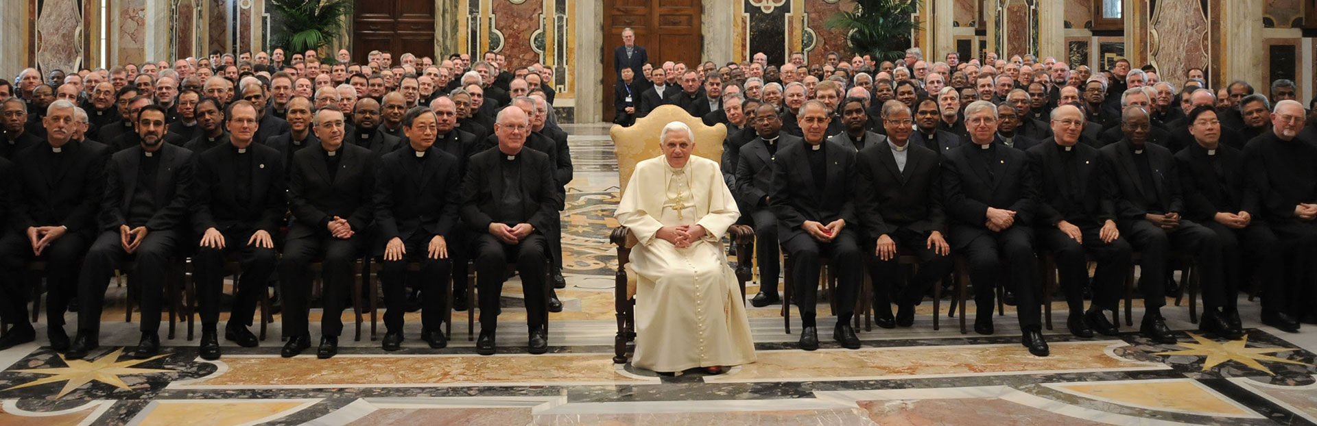 Papa emérito Benedicto XVI: “La Compañía de Jesús comparte el dolor de toda la Iglesia” dice el P. Sosa