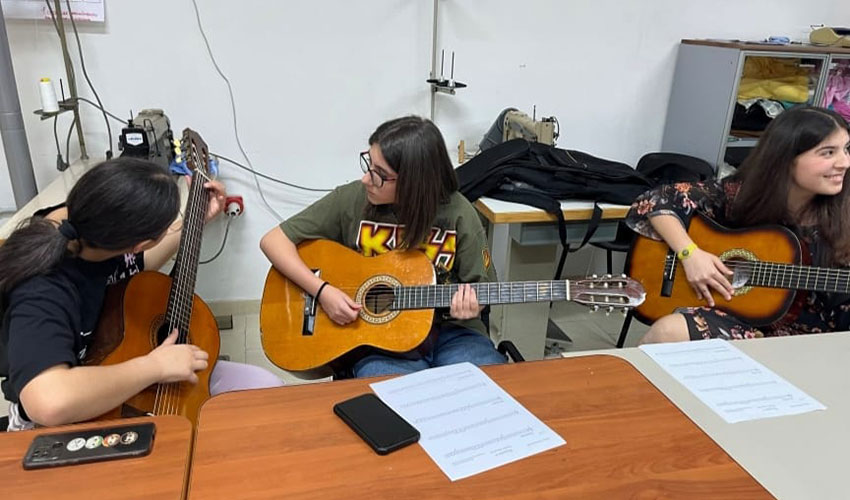 2025-04-04_aquas-scampia_guitars