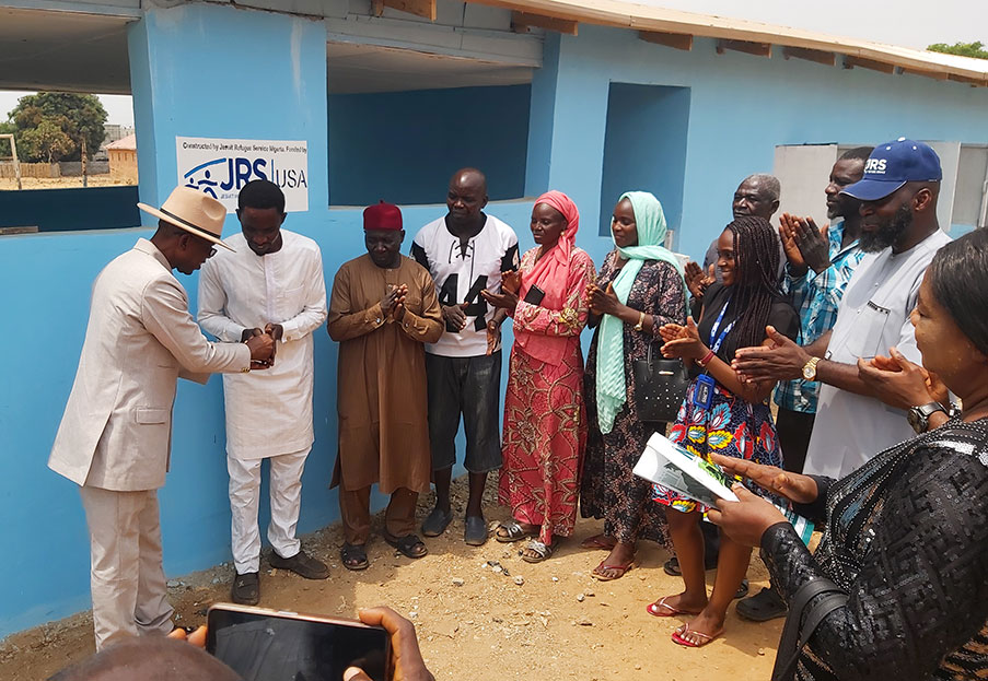 Providing assistance to displaced people in IDP camps in Nigeria