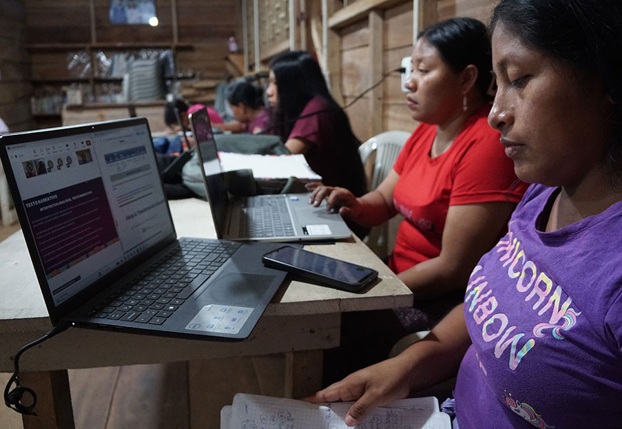 Formando a las mujeres waorani como guardianas de la selva amazónica