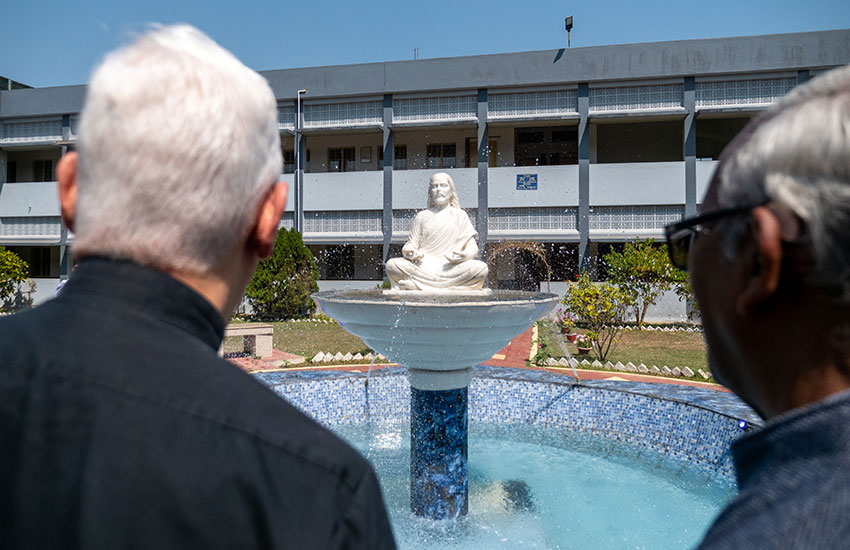 2026-03-07_fg-visit-india-ran-spirituality_statue-fg