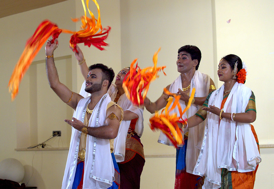 San Francesco d’Assisi rivisitato tramite la danza e il teatro indiani