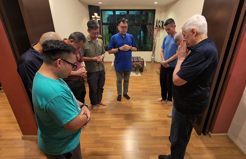 2026-07-17_fg-visit-mas-church_prayer